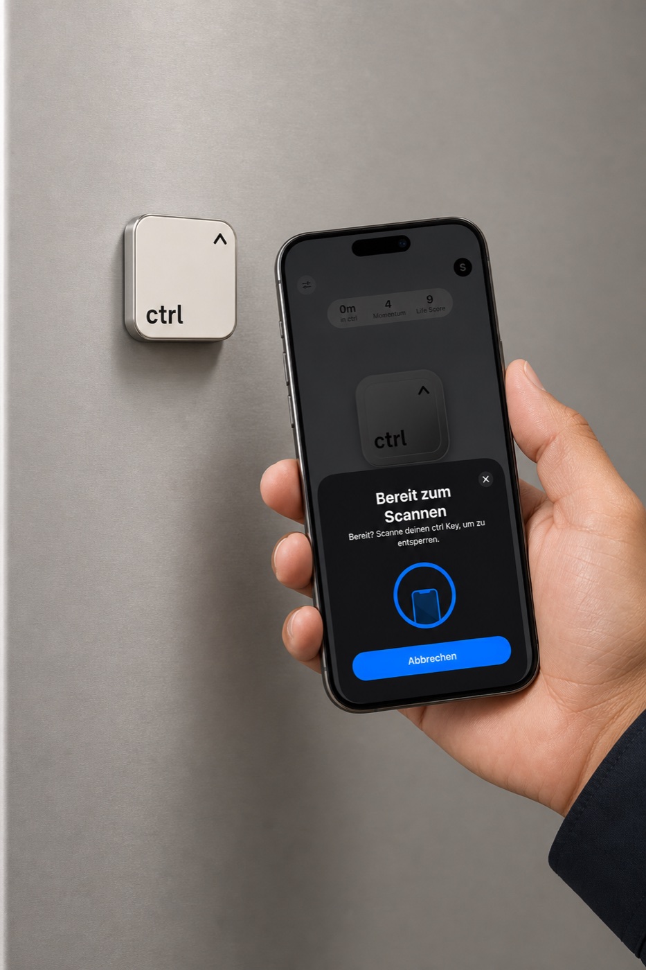 Der ctrl key haftet am Kuehlschrank, eine Hand scannt ihn mit dem iPhone